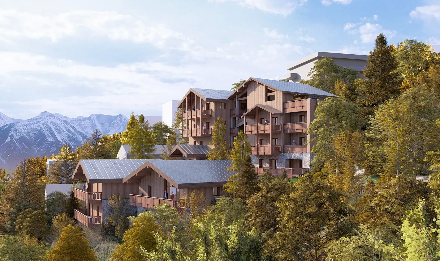 Cette perspective architecturale présente un ensemble résidentiel alpin harmonieux parfaitement intégré dans son environnement naturel de moyenne montagne. Le projet se compose de plusieurs bâtiments de gabarits variés créant un paysage urbain équilibré et respectueux de la topographie. L'architecture affirme une identité contemporaine tout en respectant les volumes alpins traditionnels : toitures à double pente couvertes de bac acier gris clair, façades habillées de bardage bois vertical dans des tons naturels chauds qui patiront avec le temps, soubassements en pierre locale créant une assise minérale forte, et larges balcons filants à chaque niveau avec garde-corps en bois offrant des espaces extérieurs généreux. Le programme mixe intelligemment différentes typologies : chalets individuels ou semi-individuels de 2 à 3 niveaux au premier plan, et petit collectif de 4 niveaux en arrière-plan, permettant une densité maîtrisée. Les pignons vitrés sous charpente apparente apportent lumière et caractère aux volumes principaux. L'implantation en gradins sur le versant boisé exploite le dénivelé pour garantir à chaque logement une vue dégagée sur les sommets majestueux enneigés qui ferment l'horizon. La végétation existante (conifères, feuillus aux teintes automnales) est largement préservée, créant un écrin de verdure autour des constructions et soulignant l'engagement environnemental du projet. L'éclairage naturel automnal met en valeur la chaleur des matériaux et l'harmonie chromatique entre architecture et nature.