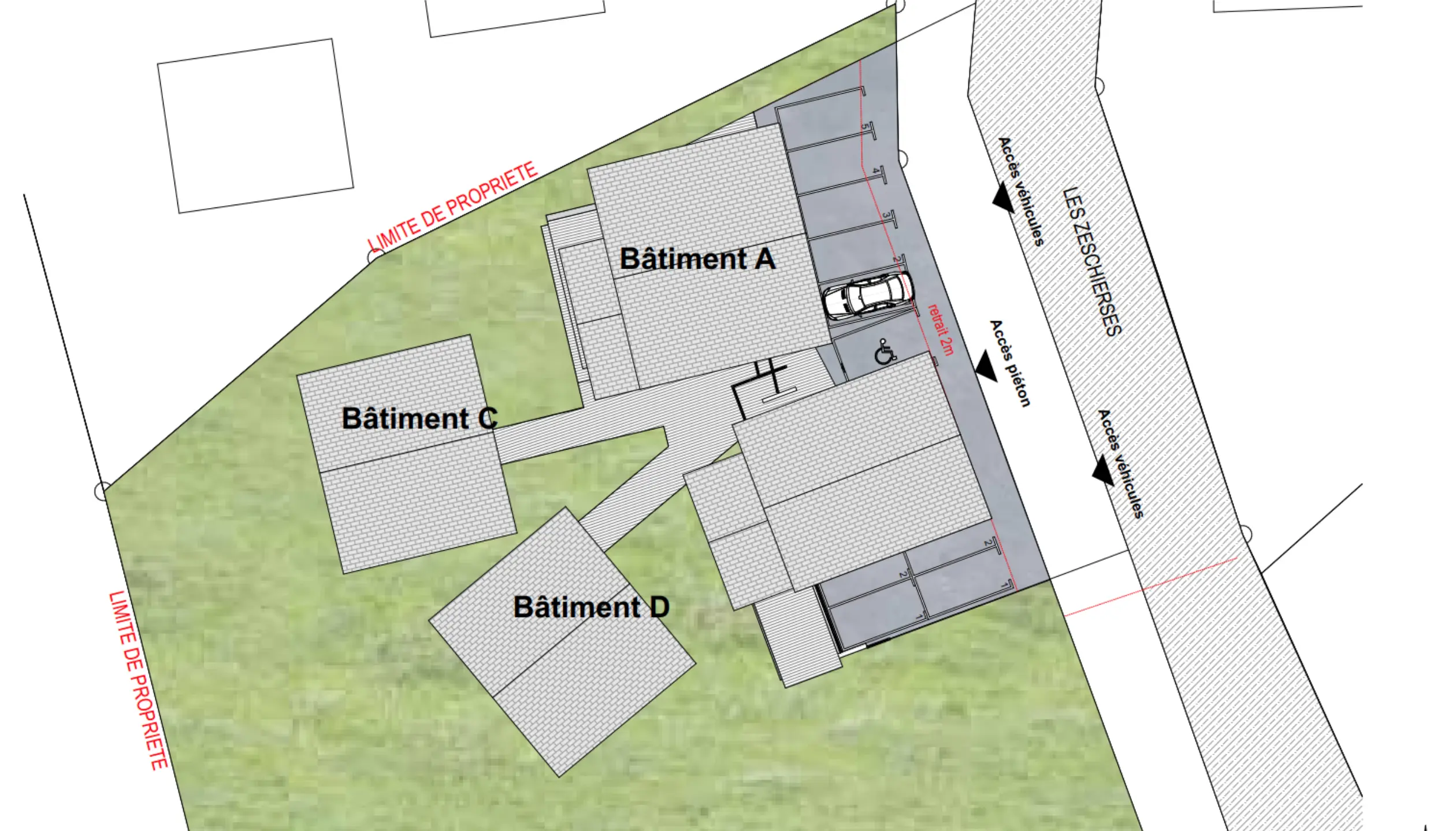 Ce plan masse (vue aérienne schématique) illustre l'organisation générale d'un projet immobilier alpin sur sa parcelle. Le document technique permet de visualiser l'implantation des constructions, les accès, les circulations et l'aménagement du terrain. Composition du projet : Bâtiment A : Implanté en partie haute de la parcelle, le long de l'accès principal. Il présente une emprise au sol rectangulaire avec des zones de stationnement latérales (places de parking extérieures visibles), une place PMR (personne à mobilité réduite) identifiée par le symbole handicapé, et une rampe d'accès. Une zone pavée ou dallée entoure le bâtiment. Bâtiment C : Situé en partie gauche de la parcelle, implanté de manière plus isolée sur un terrain naturel engazonné. Emprise au sol plus compacte de forme irrégulière. Bâtiment D : Positionné en partie basse centrale de la parcelle, également sur terrain naturel. Forme carrée ou légèrement rectangulaire. Bâtiment supplémentaire (non nommé) : Visible au centre-droit, entre les bâtiments A et D, avec une emprise rectangulaire. Organisation du site : Limites de propriété : Clairement matérialisées en rouge ("LIMITE DE PROPRIÉTÉ"), définissant le périmètre foncier du projet Accès : "Accès principal" au nord-est, "Accès pompiers" au sud-est, garantissant la sécurité incendie et la desserte quotidienne Voirie : "Les Zeschierses" identifiée au nord, "Accès piétons" aménagé Espaces extérieurs : Vastes surfaces engazonnées (en vert) préservant le caractère paysager, zones minérales (pavées/dallées) autour des constructions Stationnements : Places extérieures visibles le long du bâtiment A, dont au moins une place PMR Environnement immédiat : Une construction existante est visible en haut à gauche du plan (hors projet). Les bâtiments s'insèrent dans un terrain en pente légère, typique des terrains de montagne.